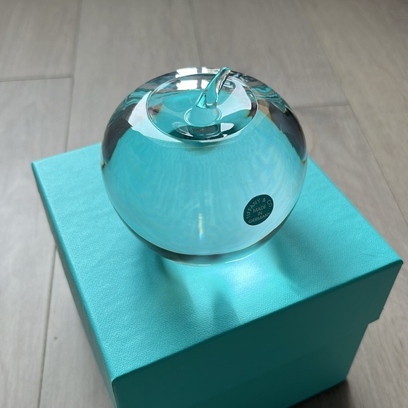 NEW Tiffany & Co Apple Crystal Paper Weight - Picture 5 of 6